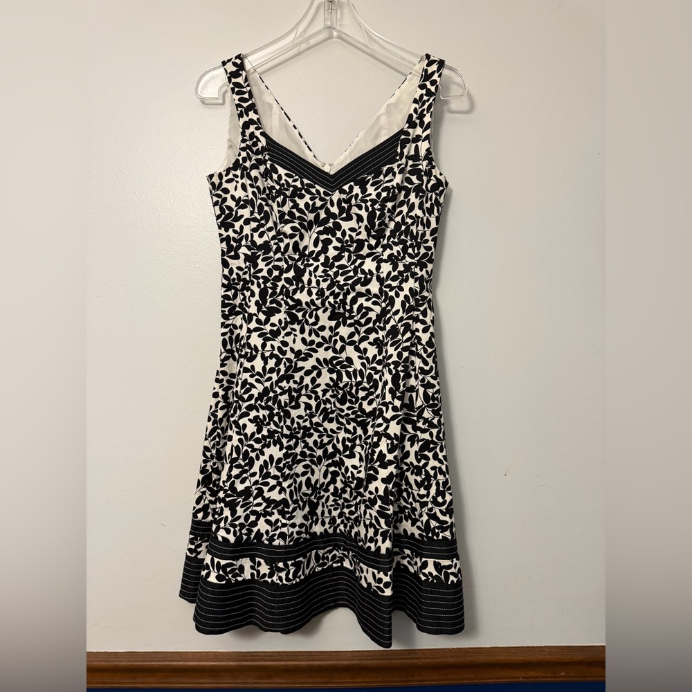 Jones Wear Black and White Leaf Print Mini Dress
